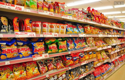 超市员工清理过期食品，守护市民“舌尖上的安全”